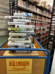 Nicht alle vhs-Kassetten sind mit Einführung der neuen Online-Mediathek dem Müll zum Opfer gefallen. Besondere Fundstücke wie diese verbleiben im Kreisarchiv Schmalkalden-Meiningen.